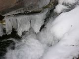 川の周辺も凍り付く