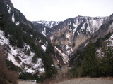 姥湯温泉と背後の山